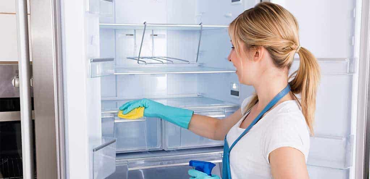 làm sạch cửa tủ lạnh thường xuyên để tiết kiệm điện