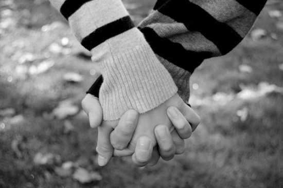 Cách nắm tay người yêu nói lên điều gì trong mối quan hệ của bạn